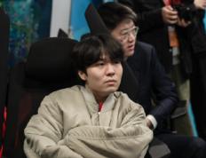28圈体育-Rookie回归赛场，爆冷首场状态亮眼，FPX观众沸腾！的简单介绍