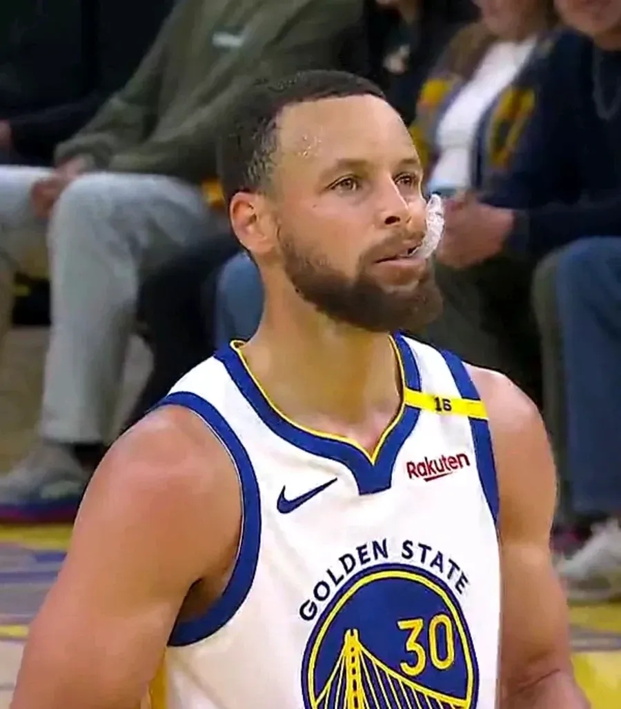 -库里回归赛场，回归赛场首场状态亮眼，篮网观众沸腾！的简单介绍